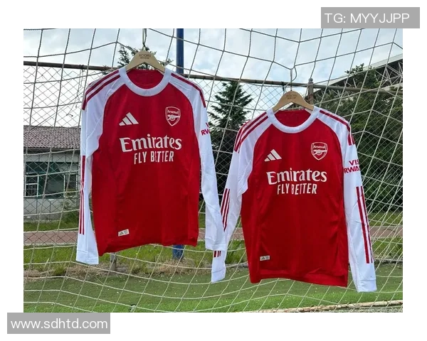 引领足球潮流的球星风采,时尚与竞技的完美融合 引领足球潮流的球星风采,时尚与竞技的完美融合