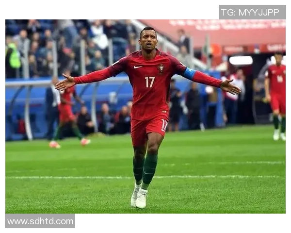 揭秘足球百大战役球星故事与辉煌瞬间全面回顾那些传奇人物 揭秘足球百大战役球星故事与辉煌瞬间全面回顾那些传奇人物